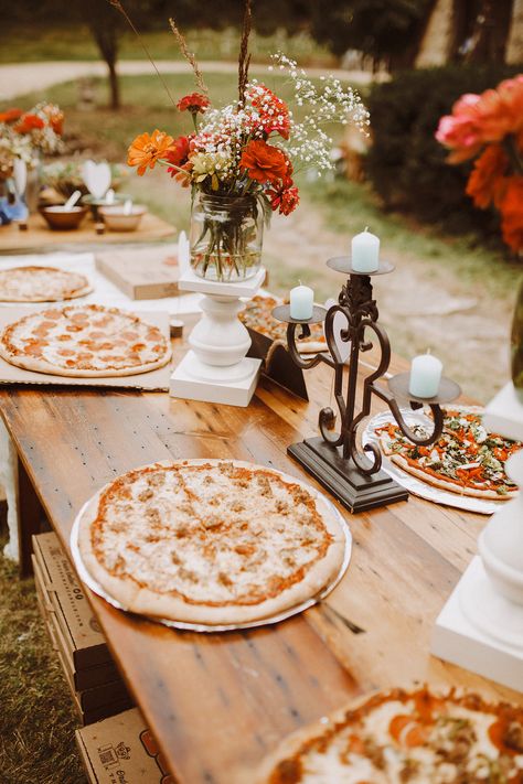 Planning a wedding menu to please your many pizza-loving attendees? Serve up multiple options, like these pies from Roman Candle, to make sure everyone is satisfied. Pizza Farm, Wedding Meals, Golden Pizza, Pizza Table, Wedding Challenge, Boho Food, Evening Food, Pizza Wedding, Pizza Buffet