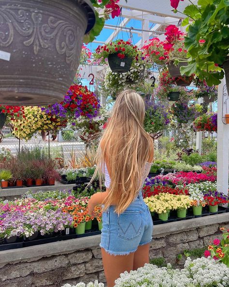 Flower Shop Pictures, Spring Time Pictures, Spring Picture Ideas, Pic Inspo Instagram, Instagram Goals, Flower Photoshoot, Spring Inspo, Spring Pictures, Nothing But Flowers