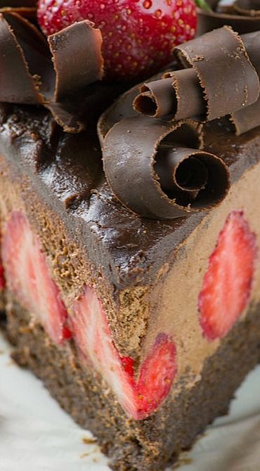 Strawberry Chocolate Mousse, Chocolate Cake Moist, Rich Chocolate Mousse, Moose Cake, Strawberry Chocolate Cake, Mousse Chocolate, Chocolate Curls, Strawberry Chocolate, Chocolate Mousse Cake