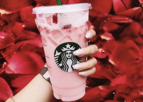 Starburst Drink, Starbucks Pink Drink Recipe, Pink Drink Starbucks, Pink Drink Recipes, Starbucks Hacks, Starbucks Strawberry, Starbucks Drinks Diy, Coffee Extract, Pink Starburst