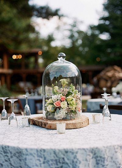 Glass Cloche Centerpiece, Cloche Centerpiece, Terrarium Wedding Centerpiece, Classic Wedding Flowers, Floral Centrepieces, Moss Wedding, Terrarium Centerpiece, Terrarium Wedding, Guest Table