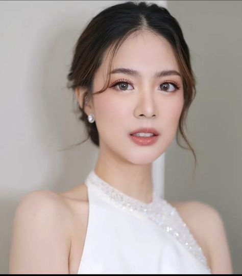 Medium Hair Styles For Party, Korean Party Hairstyle, Asian Bridal Hair Updo, Japanese Wedding Hair, Medium Length Haircut Light Brown, Light Makeup For Graduation, Thailand Makeup Look Wedding, Graduation Hairstyles Medium Hair, Asian Bridal Makeup Chinese