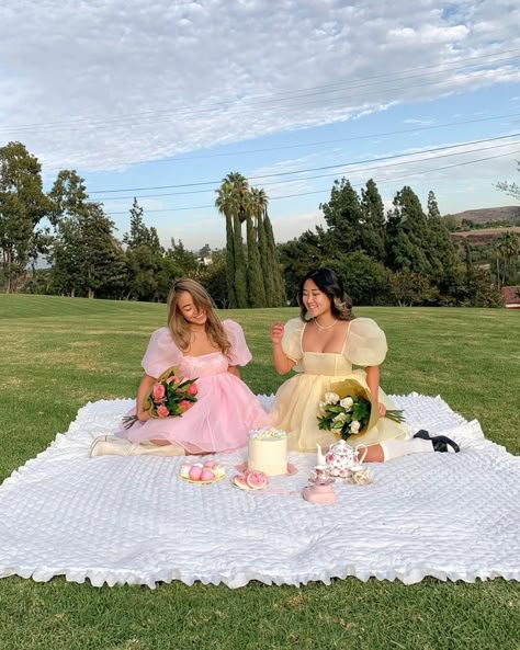 Easter Picnic Ideas, Pair Poses, Spring Apartment, Picnic Aesthetics, Picnic Photo Shoot, Easter Photoshoot, Spring Portraits, Friendship Photoshoot, Picnic Inspiration