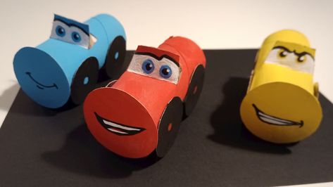 Fabriquer Flash McQueen et d’autres personnages de Cars en carton – Le monde de Disney Mate Cars, Craft Stick Projects, Flash Mcqueen, Disney Camping, Baby Park, Homemade Toys, Valentine Photography, Disney Diy, Baby Art