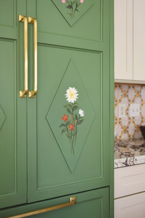 Green Kitchen Paint Colors, Green Kitchen Wallpaper, Kitchen Island Green, Green Kitchen Paint, Green Kitchen Inspiration, Scandinavian Cabinets, Green Kitchen Walls, Green Kitchen Designs, Kitchen Renovation Inspiration