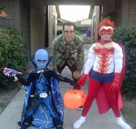 Megamind, Titan and a nerd Megamind And Roxanne Costume, Megamind Makeup, Megamind Halloween Costume, Mega Mind Costume, Megamind Titan, Megamind Funny Pics, Megamind Cosplay, Megamind Thirst Trap, Megamind Costume