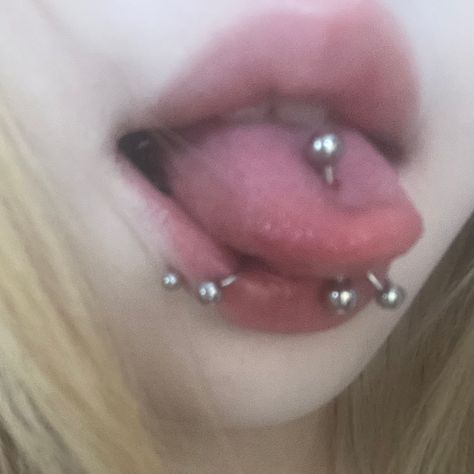 Pill Tongue Piercing, Tounge Pericings Aesthetic, Tongue Piercing Aesthetic, Piercing Photography, Cute Tongue Piercing, Pierced Tongue, Emo Piercings, Piercings Tongue, Tongue Tattoo