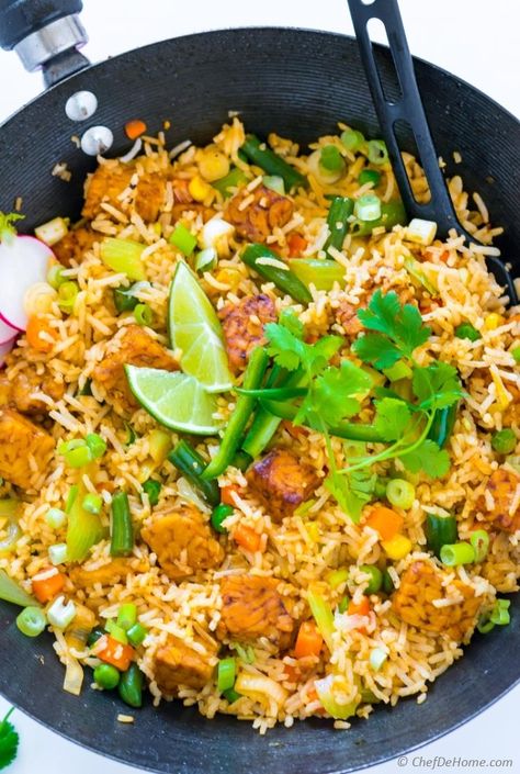 Easy vegan fried rice with tempeh Vegan Tempeh Dishes, Tempeh Fried Rice, Mushroom Tempeh, Crumbled Tempeh Recipes, Tempeh Chili Vegan, Vegan Fried Rice, Marinated Tempeh, Tempeh Recipes, Delicious Magazine