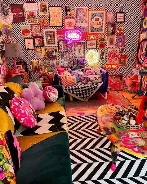 Quirky Interior Design, Funky Dining Room, Quirky Living Room, Funky Living Room, Living Room Designs India, Estilo Kitsch, Modern Maximalist Decor, Funky Bathroom, Funky Bedroom