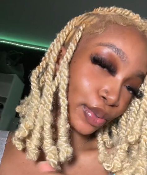 Blonde Invisible Locs Black Women, Platinum Blonde Locs Black Women, Invisible Locs Blonde, Blonde Invisible Locs, Brown Invisible Locs, Blonde Twists Black Women, Invisible Locks, Locs Tutorial, Blonde Locs