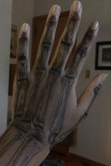 Skeleton Mehendi, Skeleton Henna, Henna Skeleton, Henna Inspo, Vampire Bride, Skeleton Hand Tattoo, Draw The Squad, Halloween Makeup Inspiration, Interesting Images