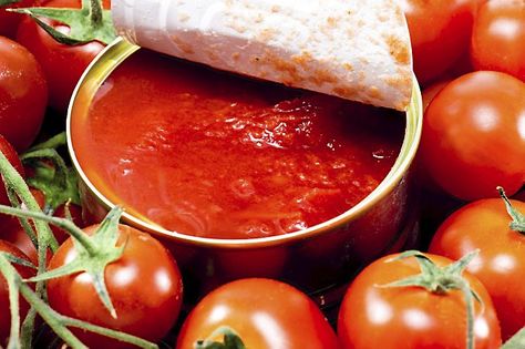 What do you do when your refrigerator is bare and you just can't stomach a trip to the grocery store? Best Canned Tomatoes, Spaghetti Dinner, How To Peel Tomatoes, Tomato Sauce Recipe, Tomato Soup Recipes, Canning Tomatoes, Idee Pasto Sano, Crushed Tomatoes, Unhealthy Food