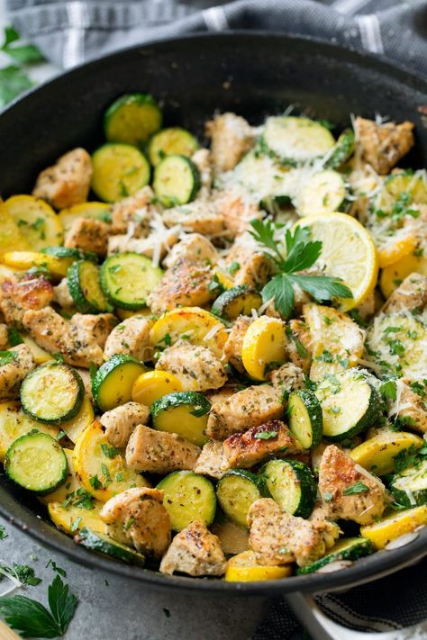 Lemon Parmesan Chicken, Zucchini And Squash, Dinners Healthy, Caesar Chicken, Chicken Zucchini, Parmesan Chicken, Health Dinner, God Mat, Health Dinner Recipes