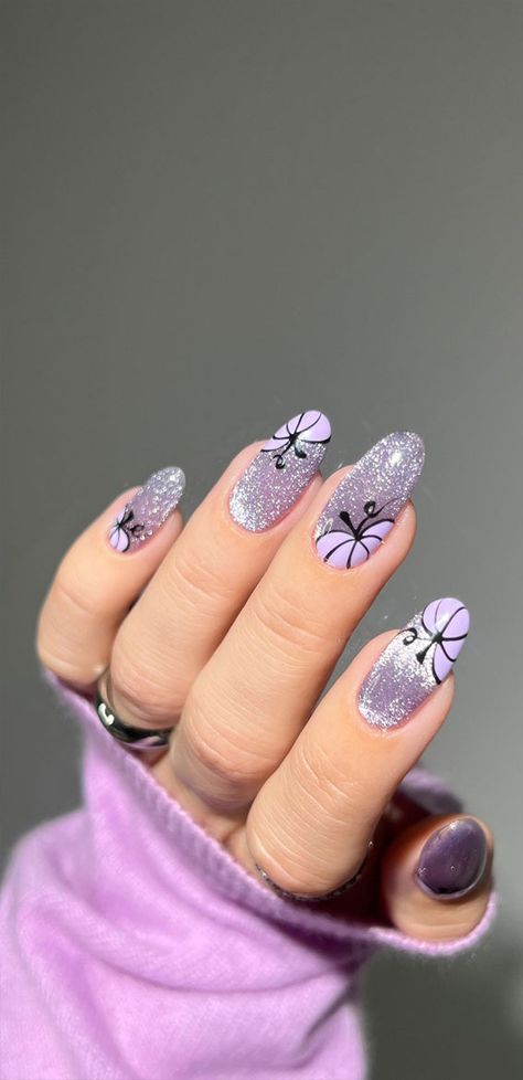 Dip Nail Ideas Halloween, Halloween Nails Autumn, Sparkle Halloween Nails, Halloween Nail Designs Purple, Lilac Halloween Nails, Chrome Halloween Nails Designs, Lavender Halloween Nails, Short Purple Halloween Nails, Purple Pumpkin Nails