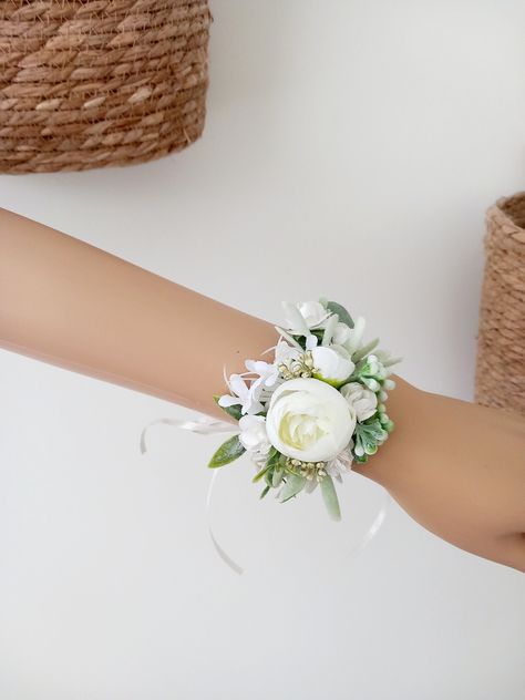 Corsage White, Wrist Corsage Prom, Prom Corsage And Boutonniere, Wedding Corsages, Prom Corsage, Corsage And Boutonniere, Bridal Bouquet Flowers, Dream Prom, Corsage Prom