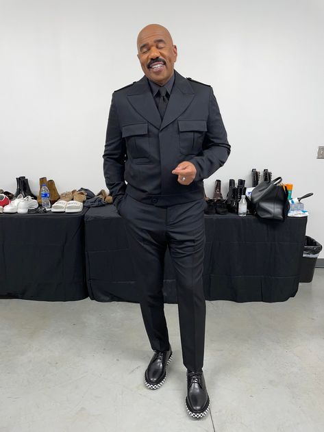 Steve Harvey Outfits, Steve Harvey Style, Steve Harvey Fashion Style, Steve Harvey Drinking, Steve Harvey Dating Advice, Steve Harvey Suits, Black Men Suits, Steve Harvey Memes Face, Modern Suits