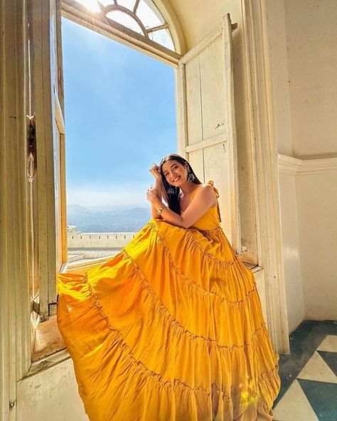 Dresses To Wear In Jaipur Trip, Dress For Jaipur Trip, Dresses To Wear In Udaipur Trip, Photoshoot In Udaipur, Jaipur Travel Outfits Ideas Women, Jaipur Pics Ideas, Jodhpur Aesthetic Pictures, What To Wear In Rajasthan Trip, Poses In Rajasthan