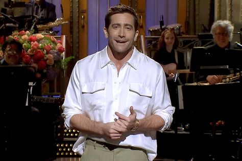 Jake Gyllenhaal Shows Off His Vocal Chops with Hilarious Boyz II Men Parody During SNL Hosting Gig Snl Cast Members, Trailer Film, Boyz Ii Men, Tim Scott, Julia Louis Dreyfus, Kristen Wiig, Thriller Movies, Sketch Comedy, Jake Gyllenhaal