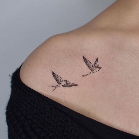 Mother Bird Tattoo, Bird Tattoo Collarbone, Bird Tattoos For Women, American Traditional Tattoo Ideas, Traditional Tattoo Ideas, Swallow Tattoo, Clever Tattoos, Hip Tattoos Women, Mother Tattoos