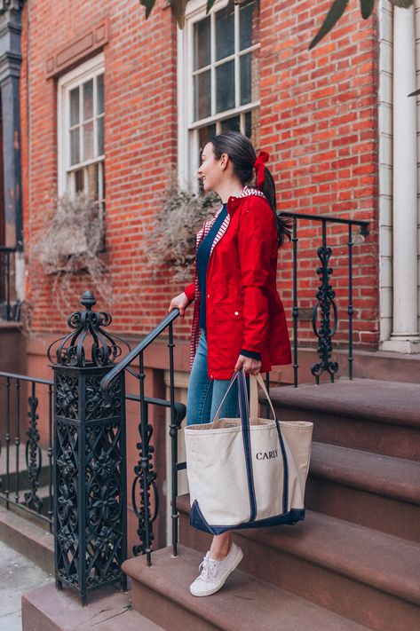 Red Raincoat Outfit, Red Rain Jacket Outfit, Rain Jacket Outfit, Spring Jacket Outfit, Red Rain Jacket, Red Raincoat, College Outfits Spring, Raincoat Outfit, Fall College Outfits