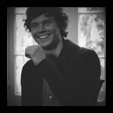 Look. At. His. Dimple. Holy. Shit. 😭😭😩 Evan Peters Smile Dimples, Evan Peters Black And White Aesthetic, Evan Peters, Look At, Design