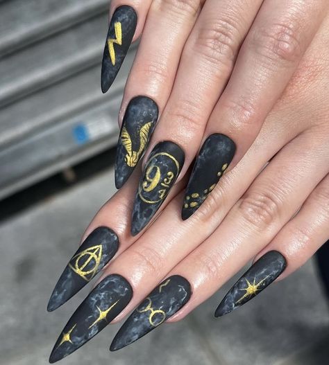 Nails Acrylic Harry Potter, Hufflepuff Acrylic Nails, Halloween Harry Potter Nails, Hp Nail Art, Harry Potter Acrylic Nails Gryffindor, Deathly Hallows Nail Art, Hufflepuff Nails Simple, Black Harry Potter Nails, Griffindor Nails Designs