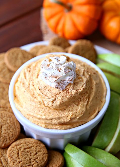 Pumpkin Pie Dip - A creamy dip with all the flavors of fall in one bowl. Perfect for dipping cookies and fruit. Pumpkin Pie Dip Recipe, Pumpkin Dip Recipe, 5 Minute Recipe, Pumpkin Pie Dip, The Chunky Chef, Chunky Chef, Pie Dip, Dip Easy, Healthy Pumpkin Pies