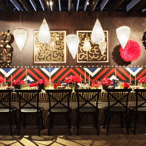 African Inspired Tablescapes, Dinner Party Setting, Sudanese Culture, Afro Design, Dinner Party Settings, Pop Art Party, African Inspired Decor, Themed Rooms, Street Party