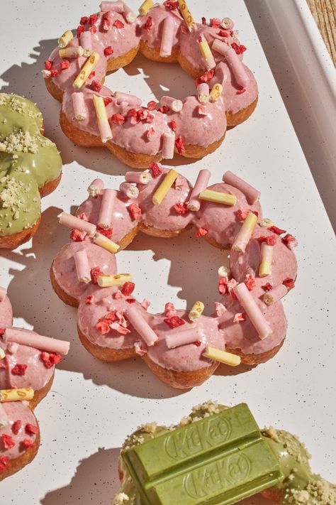 Korean Donut Aesthetic, Korean Baked Goods, Mochi Donut Aesthetic, Doughnut Branding, Mochi Aesthetic, Donut Aesthetic, Mochi Donut, Japanese Mochi, Cake Rolls