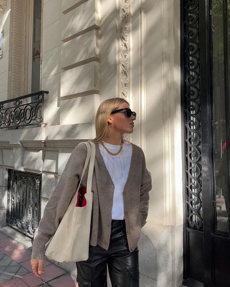 Andrea Noguero (@andreanoguero) • Instagram photos and videos Cold Sunny Day Outfit, Cold Sunny Day, Cold Day Outfit, Sunny Day Outfit, Sunny Winter Day, Sunny Winter, Outfit Inspo Spring, Outfit 2023, Fall Transition Outfits