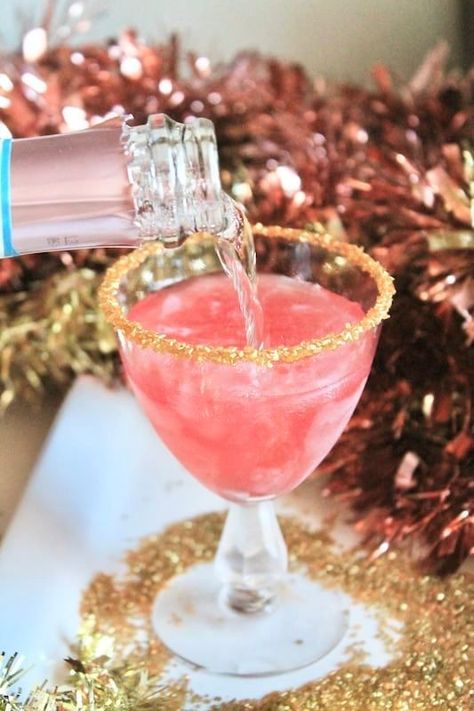 New Year Champagne Cocktails, Rose Gold New Years Eve Party, Pink New Years Eve Party, New Year’s Eve Cocktails, Pink Glitter Cocktail, Pink Champagne Punch, Pink Champagne Party, New Year Cocktails, Nye Aesthetic