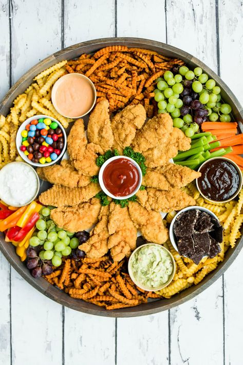 Epic Chicken Strips Board Fruit Kabob, Dinner Board, Fingerfood Party, Charcuterie Platter, Charcuterie Inspiration, Big Board, Party Food Platters, Charcuterie And Cheese Board, Charcuterie Recipes