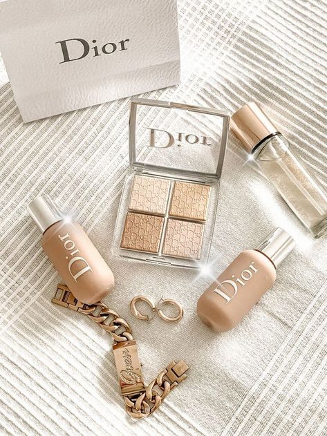 Dior Makeup Aesthetic Wallpaper, Makeup Layout Aesthetic, Dior Aesthetic Makeup, Dior Beauty Aesthetic, Dior Makeup Products, Dior Makeup Palette, Dior Makeup Aesthetic, Flawless Makeup Look, Makeup Layout