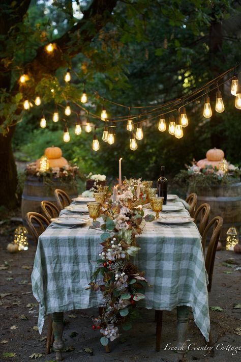 50s Breakfast, Thanksgiving Table Settings Simple, Simple Thanksgiving Table, Faux Candles, French Vintage Decor, Tafel Decor, Photos Booth, Small Lanterns, Fall Table Settings