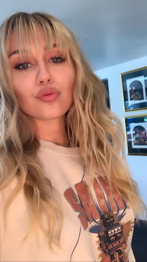 Miley Ray Cyrus on Twitter: "… " Womens Hair Color, Miley Cyrus Long Hair, Hair Color Summer, Miley Cyrus Hair, Miley Cyrus News, Miley Stewart, Blonde Hair Makeup, Miley Cyrus Style, Womens Hair