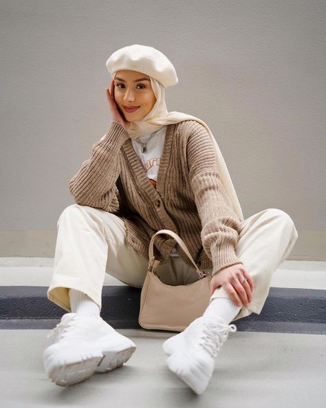 Paris Style Outfits, Outfit With Beret, New Hijab Style, Stylish Clothes For Girls, Modest Fall Outfits, White Jeans Winter, Beret Fashion, Muslim Fashion Hijab Outfits, Hijabi Fashion Casual