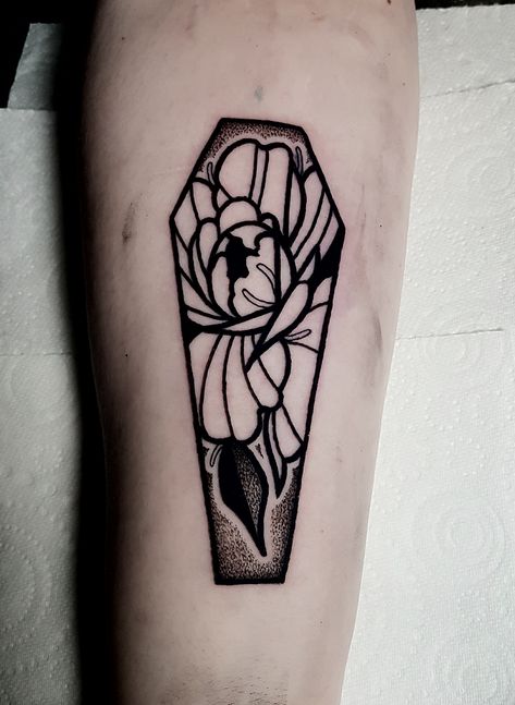 Coffin peony by inkybram Rapture Tattoo Manchester UK Bat Coffin Tattoo, Cute Coffin Tattoo Ideas, Gothic Coffin Tattoo, Coffin Tattoo Stencil, Floral Coffin Tattoo, Coffin Finger Tattoo, Coffin Sketch, Small Coffin Tattoo, Rapture Tattoo