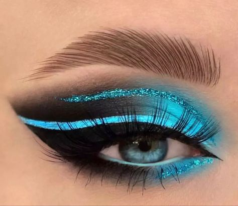 Neon Blue Eyeshadow, Amazing Makeup Looks, Eyeshadow Ideas For Blue Eyes, Light Blue Makeup Looks, Make Up Yeux, Eyeshadow Art, Crazy Eye Makeup, Blue Eyeshadow Makeup, Blue Eyeshadow Looks