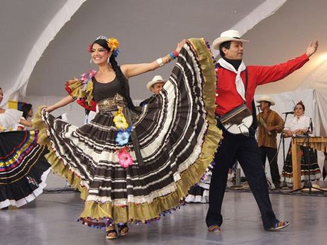 Traditional clothing of Colombia. Diverse climate conditions influence the fashion - Nationalclothing.org Cali Columbia, Colombian Culture, 101 Dalmations, National Clothes, Fairytale Fashion, Calf Length Skirts, Pastel Outfit, Theme Dress, Folk Dresses