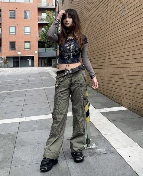 #aesthetic #outfits #2000sfashion #moda Moda Grunge, Alt Outfits, 2000s Fashion Outfits, New Rock, Grunge Goth, Swaggy Outfits, Alternative Outfits, Edgy Outfits, 2000s Fashion