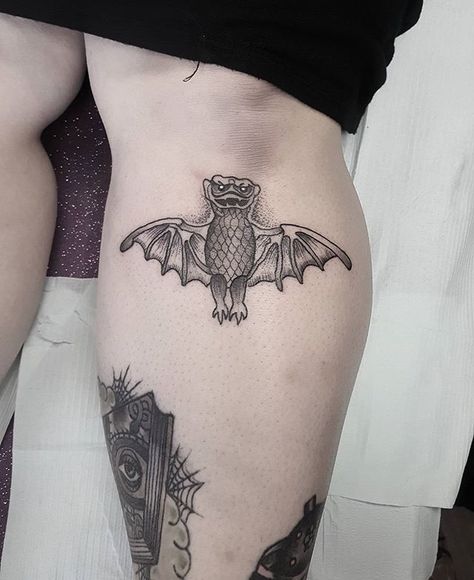 Haunted Mansion ghoul Haunted Mansion Tattoo, Angle Tattoo, Knuckle Tattoos, Bat Tattoo, Brides With Tattoos, Sweet Tattoos, Spooky Tattoos, Body Suit Tattoo, Cup Ideas