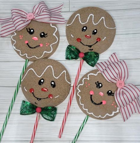 Gingerbread Lollipop Decorations, Gingerbread People Crafts, Diy Gingerbread Decor, Gingerbread Crafts Diy, Gingerbread Ornaments Diy, Diy Gingerbread Man, Gingerbread Diy Crafts, Christmas Living Room Ideas, Christmas Diy Decorations