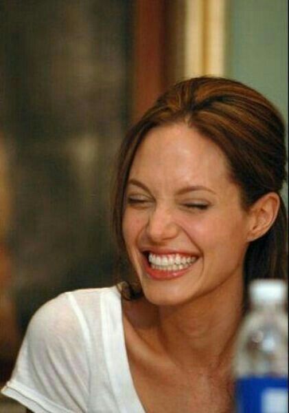 Angelina Jolie. Actriz de cine estadounidense. Angelina Jolie Funny, John Voight, Angelina Jolie Style, Brad And Angelina, Angelina Jolie Photos, An Open Book, Jolie Pitt, Actrices Hollywood, Smile On