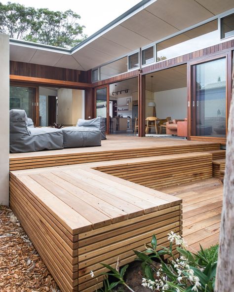 Blueys Beach Vacation House in New South Wales, Australia Front Deck Ideas Entrance, Front Deck Ideas, Blue Architecture, Moderne Pools, Architecture Renovation, Rural Architecture, Wooden Deck, Deck Designs Backyard, Front Deck