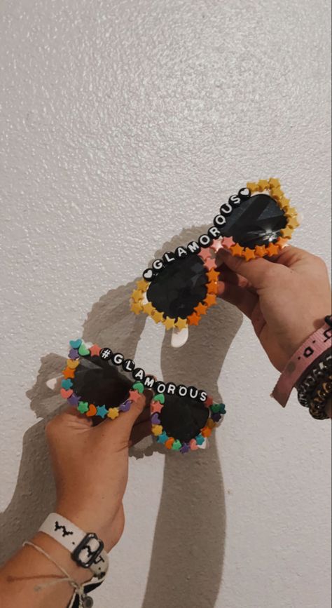 👻-cararios Bead Sunglasses Diy, Beaded Sunglasses Ideas With Words, Cute Sunglasses With Beads, Sunglasses With Beads On Them, Bachelorette Beaded Sunglasses, Decorated Sunglasses, Glasses Ideas, Beaded Sunglasses, Rainbow Macrame