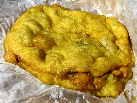 Doubles Recipe, Trini Street Food. LOVE THESE! Especially with some tamarind or hot sauce. Doubles Recipe, Trinidadian Recipes, Guyanese Recipes, Trinidad Recipes, Carribean Food, Trini Food, Island Food, Jamaican Recipes, How To Double A Recipe