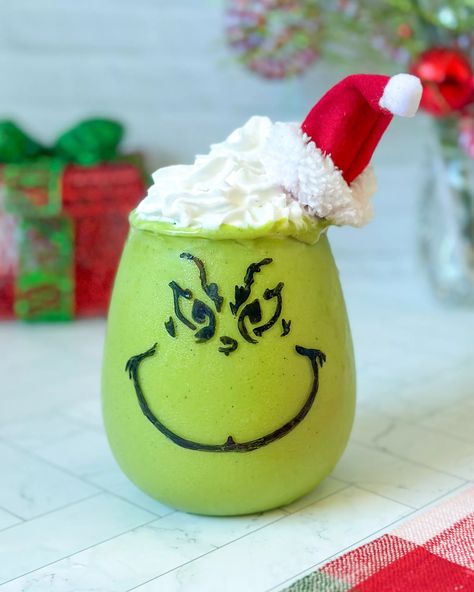 Grinch Smoothie Grinch Smoothie, Grinch Breakfast, Christmas Smoothie, Fun Christmas Drinks, Easy Christmas Drinks, Christmas Smoothies, Christmas Party Drinks, Christmas Drinks Recipes, Green Milk