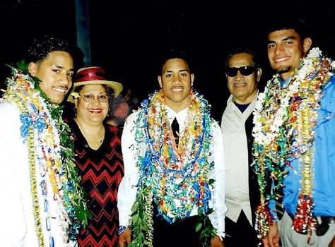 Classic photo from 2003 of WWE Superstars Roman Reigns (Joe Anoa'i), Jimmy Uso (Jonathan Fatu), and Jey Uso (Joshua Fatu) after graduating from Escambia High School in Pensacola, FL. Beside them is Joe's father WWE Hall of Fame legend Sika Anoa'i. Also, Jon and Josh's grandmother Elevera Anoa'i Fatu, who is the younger sister of Sika. Their father is WWE Hall of Fame legend Rikishi (Solofa Fatu), Vera's oldest son #WWE #WWEHOF #wwefamilies #wwekids #samoandynasty Anoa'i Family, Jonathan Fatu, Joshua Fatu, Usos Wwe, Roman Reign, Samoan Dynasty, Jimmy Uso, Roman Reigns Family, Roman Reigns Smile