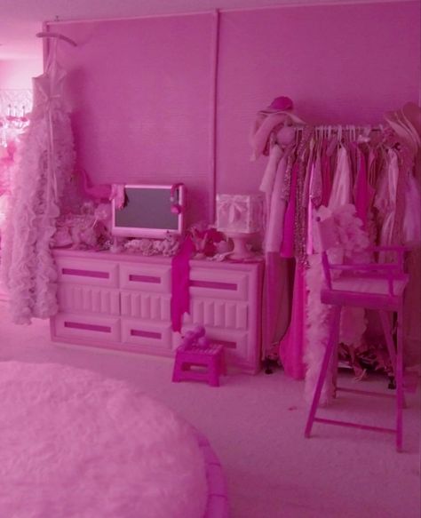 kids bedroom decor ideas barbie room Diy Princess Room, Kids Bedroom Decor Ideas, Barbie Room Decor, Juice Couture, Barbie Room, Barbie Core, Pink Room Decor, Pink Bedrooms, Pink Houses