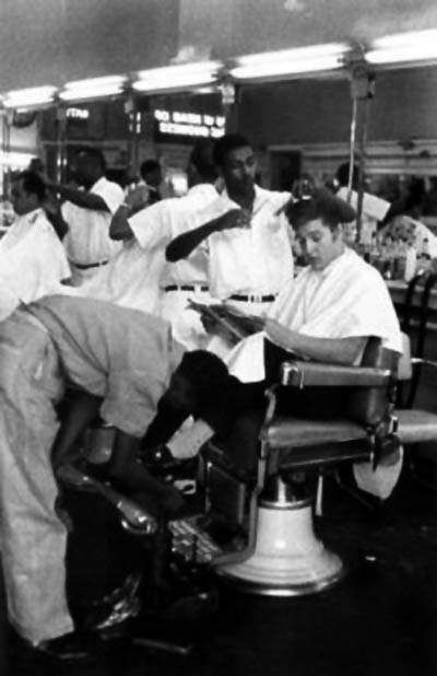 Elvis getting a haircut at Jim’s Barber Shop on Main Street in Memphis, TN… Elvis Hairstyle, Elvis Cd, Getting A Haircut, Elvis Collectors, Barber Logo, Elevator Music, John Lennon Beatles, Beatles John, Elvis Presley Photos